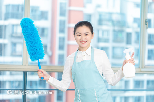 家政保洁手拿掸子形象 专业家政服务的标志